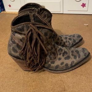 BlackLiberty women’s size 10 leopard print booth with fringe